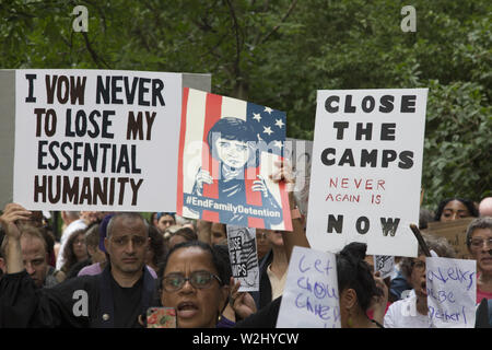 New Yorker sammeln über die Straße von Senator Chuck Schumer's Home in Park Slope, Brooklyn, NY auf nationaler Tag des Protestes in Bezug auf die Art und Weise, Asylbewerber, insbesondere Kindern in interment Lagern entlang der US-mexikanischen Grenze behandelt werden. Die Regierung ist nicht schnell genug, um die unmenschlichen Bedingungen dort zu lindern. Sie skandierten "in der Nähe der Camps". Stockfoto