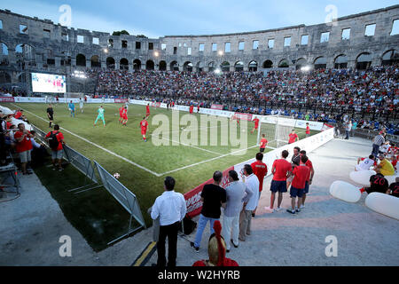 Pula, Kroatien. 8. Juli, 2019. Ehemalige Bayern München Spieler konkurrieren während einer Ausstellung Übereinstimmung zwischen Bayern 1990 und Bayern 2000 in der antiken Arena in Pula, Kroatien, 8. Juli 2019. Das römische Amphitheater wurde zum ersten Mal als ein Fußballfeld auf Montag Nacht, als Kroatische und Bayern München Fußball-Legenden in einer Ausstellung Turnier met verwendet. Credit: Nel Pavletic/Xinhua/Alamy leben Nachrichten Stockfoto