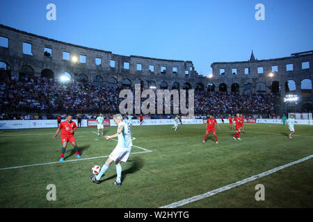 Pula, Kroatien. 8. Juli, 2019. Ehemalige Bayern München Spieler konkurrieren während einer Ausstellung Übereinstimmung zwischen Bayern 1990 und Bayern 2000 in der antiken Arena in Pula, Kroatien, 8. Juli 2019. Das römische Amphitheater wurde zum ersten Mal als ein Fußballfeld auf Montag Nacht, als Kroatische und Bayern München Fußball-Legenden in einer Ausstellung Turnier met verwendet. Credit: Nel Pavletic/Xinhua/Alamy leben Nachrichten Stockfoto