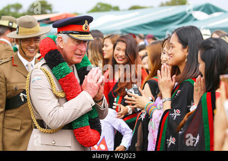 Der Prinz von Wales trifft Familie Mitglieder bei einem Besuch in der ersten Bataillon, das königliche Gurkha Rifles, die zum 25-jährigen Jubiläum ihrer Bildung, Sir John Moore Barracks, Shorncliffe, Folkestone. Stockfoto