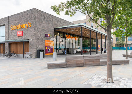 Die lokale Sainsburys Supermarkt an Eddington Cambridge Großbritannien eine neue Entwicklung oder District im Norden westlich der Stadt Cambridge Stockfoto