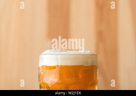 Bier Kopf oder Kragen, cremiger Schaum auf Trinken in traditionellen Glas Tasse serviert. Stockfoto