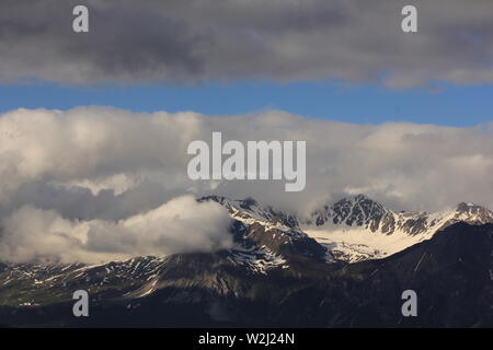 Mount Aroser Rothorn im Frühsommer. Stockfoto