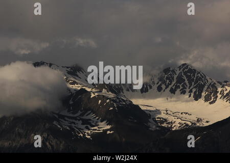 Aroser Rothorn von Obermutten, Schweiz gesehen. Bewölkten Sommertag. Stockfoto