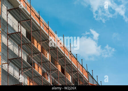 Gerüst auf leere Baustelle mit unfertigen unvollständig und Leere Himmel als Kopie Raum Stockfoto