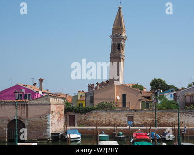 Schiefer Glockenturm von St Martin's Church Burano Stockfoto