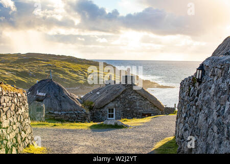 Gearrannan blackhouse Dorf auf der Isle of Harris in einem goldenen Abendlicht Stockfoto