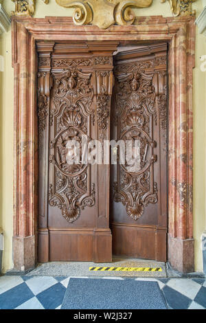 Verzierte Holztür Aula Leopoldina Museum der Universität Breslau. Stockfoto