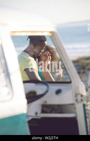 Mann die Frau in der Nähe von Camper am Strand Stockfoto