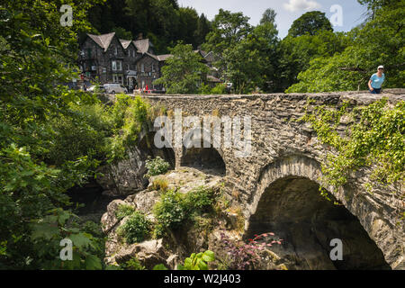 Die mittelalterliche Pont-y-Brücke oder die Brücke der Kessel über dem Fluss Llugwy im Jahre 1475 erbaut und ist das älteste Kreuzung in Betws-y-Coed Stockfoto