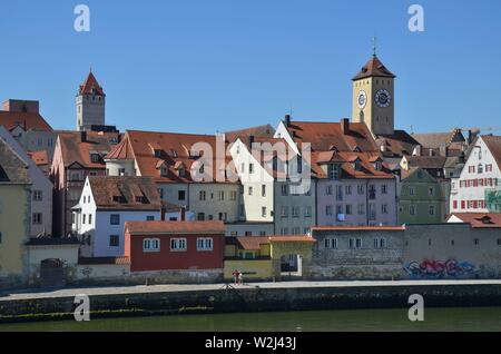 Regensburg, Oberpfalz, Bayern: historische Stadt an der Donau: Blick von der Steinernen Brücke in die Altstadt Stockfoto