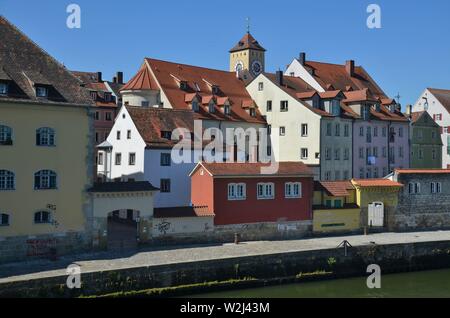 Regensburg, Oberpfalz, Bayern: historische Stadt an der Donau: Blick von der Steinernen Brücke in die Altstadt Stockfoto