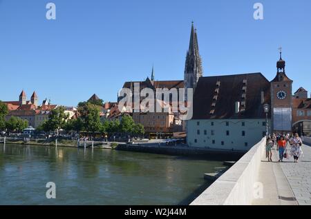 Regensburg, Oberpfalz, Bayern: historische Stadt an der Donau: Blick von der Steinernen Brücke in die Altstadt und den Dom Stockfoto