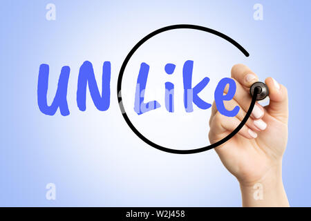 Weiblichen kreisen wie ein Teil mit schwarzem Marker von Anders als blaue Wort auf unsichtbaren Glas Bord Stockfoto