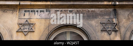 Foto der Fassade eines alten Gebetes Haus in Kazimierz, dem historischen jüdischen Viertel von Krakau, Polen Stockfoto