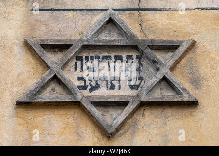 Foto von David Stern-Symbols auf der Außenseite eines alten Gebetes Haus in Kazimierz, dem historischen jüdischen Viertel von Krakau, Polen Stockfoto