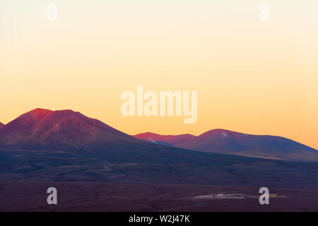 ALMA, Atacama Large Millimeter Array, Base Camp aus der Distanz im Altiplano, Atacama, Chile Stockfoto