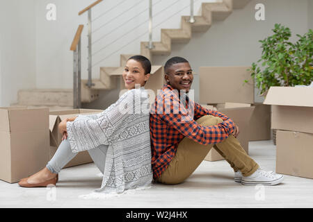 Glückliches Paar zurück sitzen im Wohnzimmer zu Hause zurück Stockfoto
