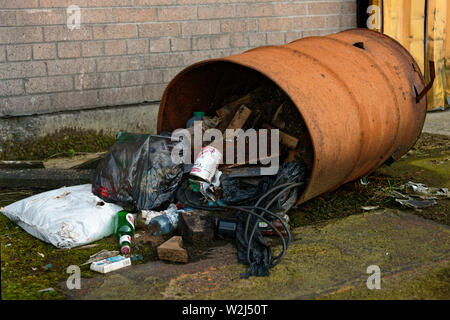 Papierkorb in der Stadt. Überquellenden Mülleimer in der Stadt. Papierkorb Fass überlaufen. Garbage Can. Müll in Belfast. Papierkorb. Stockfoto
