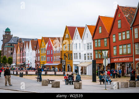 Bergen, Norwegen - 05.Juli 2018: Blick auf die historischen Gebäude in Bryggen - Hanseatic Wharf UNESCO Weltkulturerbe Stockfoto