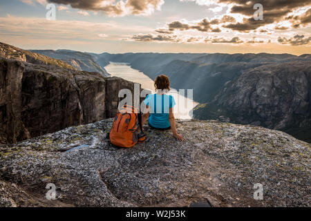 Sportliche Frau auf dem Fjord in der Nähe von Kjeragbolten, Norwegen. Entspannen, Erfolg, Motivation Konzept Stockfoto
