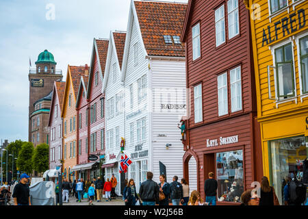 Bergen, Norwegen - 05.Juli 2018: Blick auf die historischen Gebäude in Bryggen - Hanseatic Wharf UNESCO Weltkulturerbe Stockfoto