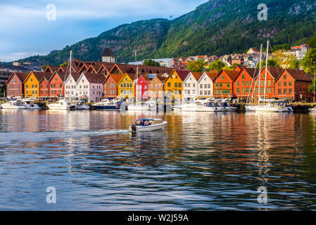 Bergen, Norwegen - 05.Juli 2018: Blick auf die historischen Gebäude in Bryggen - Hanseatic Wharf UNESCO Weltkulturerbe Stockfoto