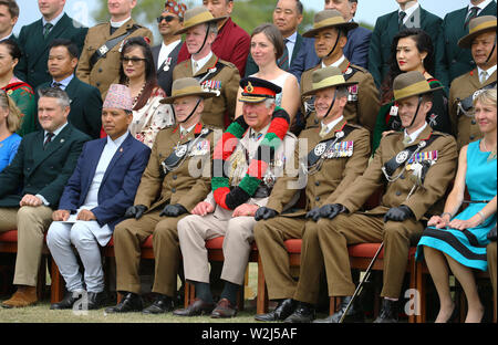 Der Prinz von Wales posiert für ein Foto mit hochrangigen Kommandanten und Familie Mitglieder bei einem Besuch in der ersten Bataillon, das königliche Gurkha Rifles, die zum 25-jährigen Jubiläum ihrer Bildung, Sir John Moore Barracks, Shorncliffe, Folkestone. Stockfoto