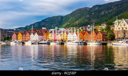 Bergen, Norwegen - 05.Juli 2018: Blick auf die historischen Gebäude in Bryggen - Hanseatic Wharf UNESCO Weltkulturerbe Stockfoto