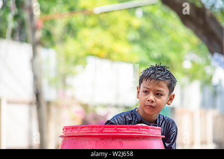 Asian Boy spielen Wasser Songkran Festival oder Thai Neujahr in Thailand. Stockfoto