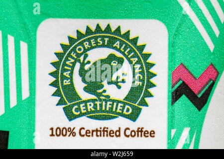 Rainforest Alliance Certified 100% zertifizierter Kaffee Detail auf Karton von Jimmys Eiskaffee Oat Latte Molkerei Kostenloses Getränk Stockfoto