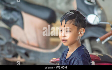 Asian Boy spielen, Wasser und Mehl in Songkran Festival oder Thai Neujahr in Thailand. Stockfoto