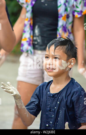 Asian Boy spielen, Wasser und Mehl in Songkran Festival oder Thai Neujahr in Thailand. Stockfoto