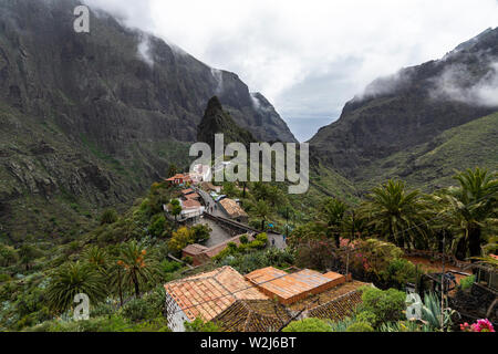 Atemberaubende Schlucht Maska. Faszinierende Aussicht vom View Point im Dorf Maska. Die riesigen Felsen und Schlucht mit einem malerischen Dorf - Bild Stockfoto