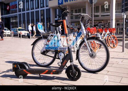 Circ Elektroroller für Vermietung und Leihfahrräder am Hauptbahnhof, Köln, Deutschland. Circ Elektroscooter zum Mieten und Mietfahrraeder bin Hauptb Stockfoto