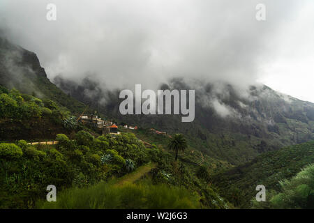 Atemberaubende Schlucht Maska. Faszinierende Aussicht vom View Point im Dorf Maska. Die riesigen Felsen und Schlucht mit einem malerischen Dorf - Bild Stockfoto