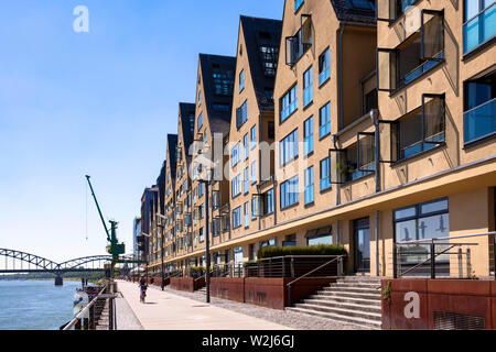 Die alten Lagerhaus am Rheinauer Hafen, umgebaut zu einem exklusiven poperty für Büros und Wohnungen, im Hintergrund die Brücke Suedbruecke, Stockfoto