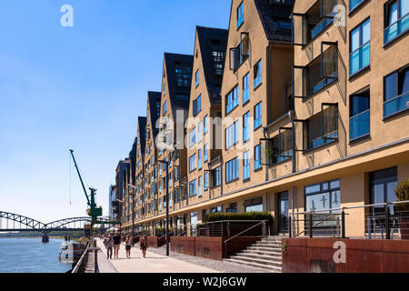 Die alten Lagerhaus am Rheinauer Hafen, umgebaut zu einem exklusiven poperty für Büros und Wohnungen, im Hintergrund die Brücke Suedbruecke, Stockfoto