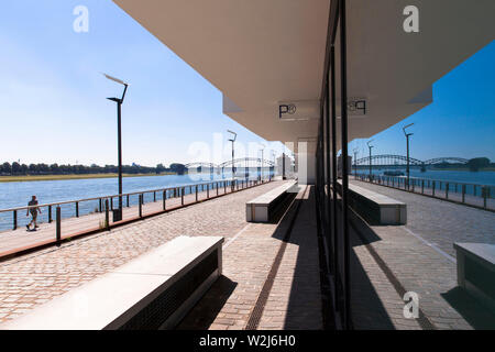 Die Rheinauer Hafen, der Promenade an der Agrippinawerft und der South Bridge in einem Fenster, Köln, Deutschland im Rheinauhafen wider, sterben Promenade Stockfoto