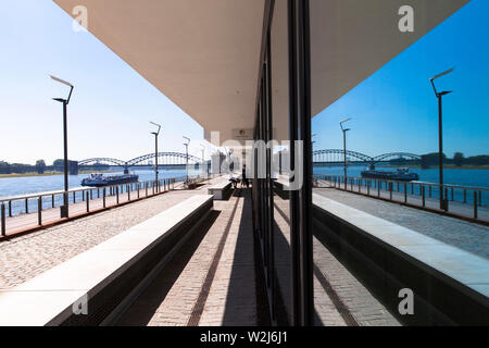 Die Rheinauer Hafen, der Promenade an der Agrippinawerft und der South Bridge in einem Fenster, Köln, Deutschland im Rheinauhafen wider, sterben Promenade Stockfoto