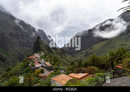 Atemberaubende Schlucht Maska. Faszinierende Aussicht vom View Point im Dorf Maska. Die riesigen Felsen und Schlucht mit einem malerischen Dorf - Bild Stockfoto