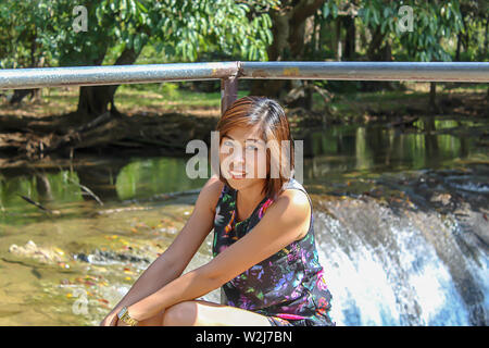 Asean-Frau und Wasser in den strom ist grün und leuchtend grünen Baum bei Kapo Wasserfall Fores Park, Chumphon in Thailand. Stockfoto