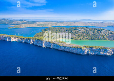 Luftaufnahme der salzige See im Naturpark Telascica, Kroatien, Insel Dugi otok, Big Stone Klippen über dem Meer Stockfoto