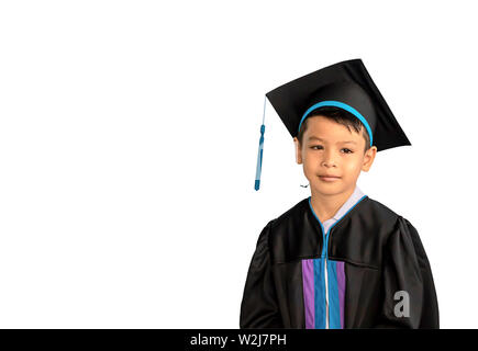 Der junge Graduierte von Kindergarten dieser Studie die erste ist, sich auf die nächste Ebene auf einen weißen Hintergrund mit Freistellungspfaden. Stockfoto