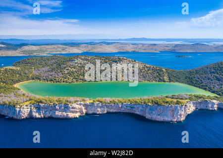 Luftaufnahme der salzige See im Naturpark Telascica, Kroatien, Insel Dugi otok, Big Stone Klippen über dem Meer Stockfoto