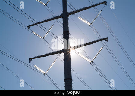 NACH MACHT SCHAUEN: Mit fortschreitendem technologischen Fortschritt und steigender Nachfrage nach Energie betrachten wir die neuen Hochspannungsleitungen des 21. Jahrhunderts. Stockfoto