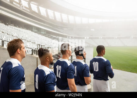 Gruppe von verschiedenen männlichen Rugby Spieler am Eingang des Stadions in einer Reihe stehen für Match Stockfoto