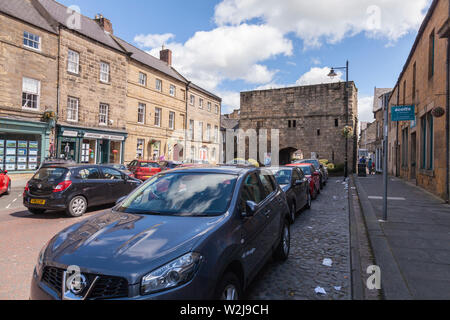 Eine Straßenszene in Alnwick, Northumberland, England, Großbritannien Stockfoto