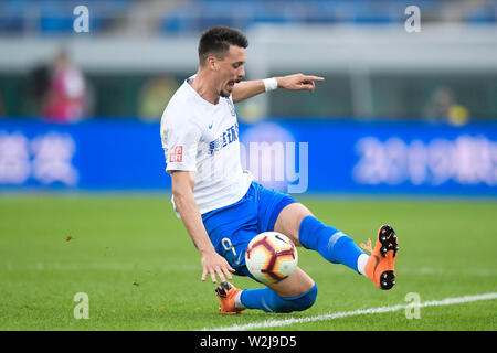 Deutsche Fußballspieler Sandro Wagner von Tianjin TEDA dribbelt gegen Jiangsu Suning in der 15. Runde während der 2019 chinesischen Fußballverband Super League (CSL) in Tianjin, China, 7. Juli 2019. Tianjin TEDA besiegt Jiangsu Suning 2-1. Stockfoto