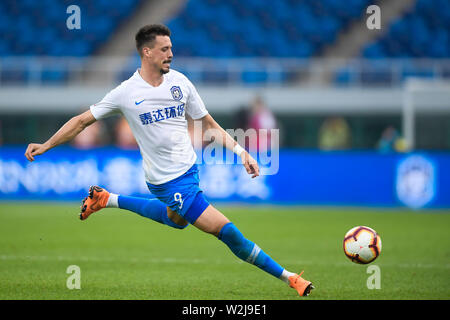 Deutsche Fußballspieler Sandro Wagner von Tianjin TEDA dribbelt gegen Jiangsu Suning in der 15. Runde während der 2019 chinesischen Fußballverband Super League (CSL) in Tianjin, China, 7. Juli 2019. Tianjin TEDA besiegt Jiangsu Suning 2-1. Stockfoto